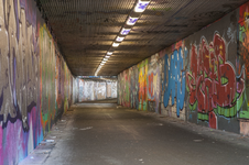 825716 Gezicht in de fietstunnel onder het Westplein te Utrecht, uit het noorden, met op de wanden graffiti.N.B. De ...